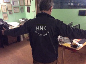 Нанесение логотипа на рабочую куртку методом шелкографии в Москве