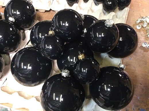 Производство глянцевых шаров чёрного цвета