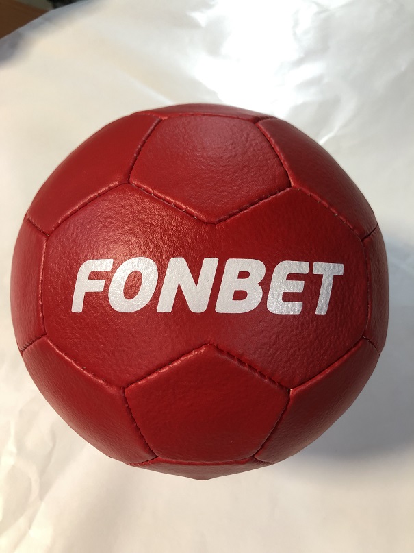 нанесение логотипа в две ячейки на футбольный красный мяч