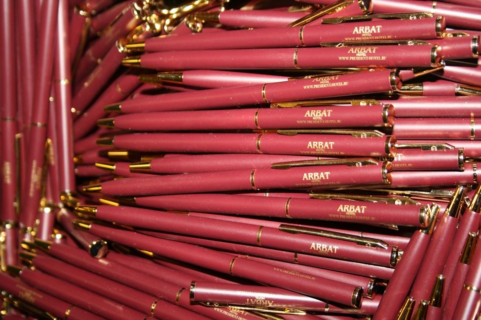 Металлические ручки с логотипом.