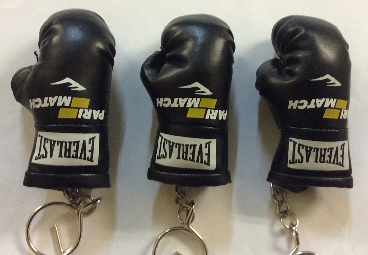 Нанесение логотипа на брелки в виде перчаток для бокса.
