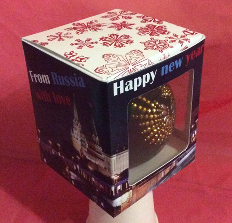 Флокированный елочный шар в индивидуальной картонной коробке.
