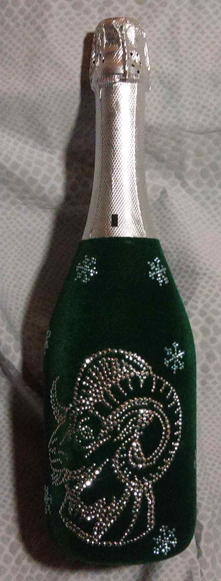 Флокированная бутылка шампанского. Нанесение символа года стразами.