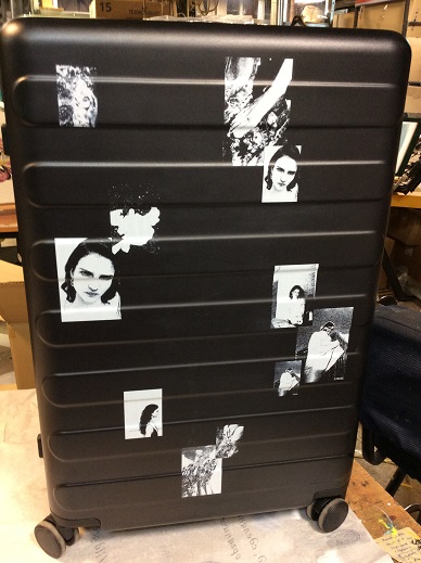 Нанесение фотографических логотипов на чемоданы