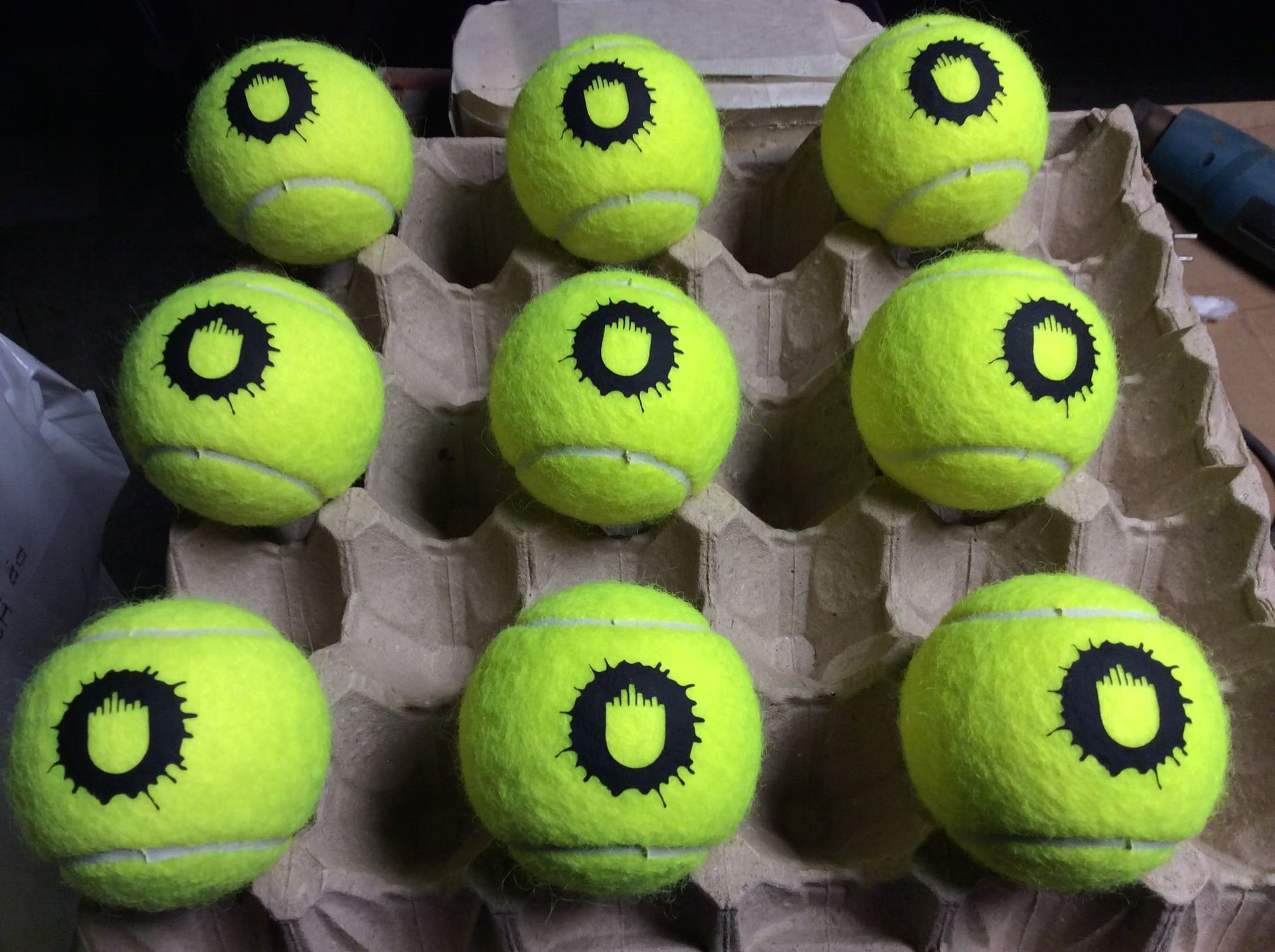 Нанесение логотипа на мячи для большого тенниса