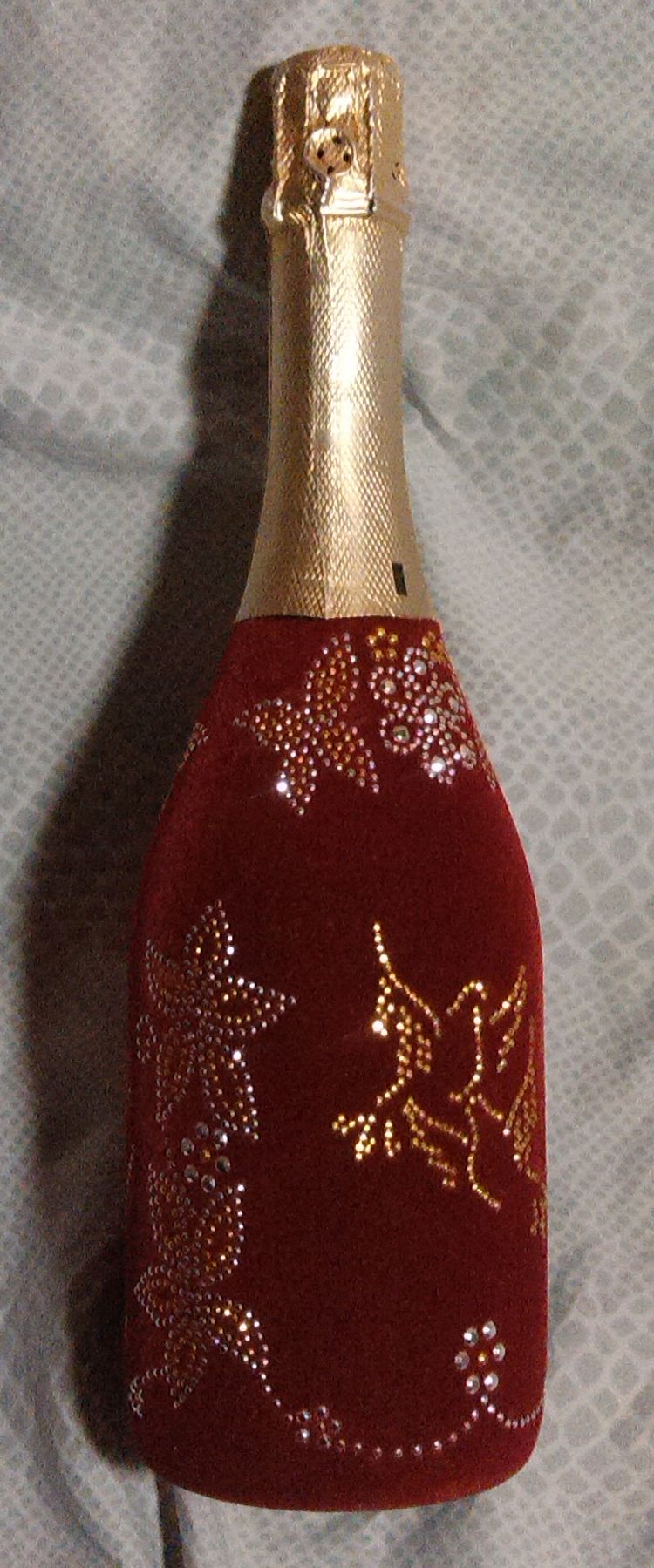 Бутылка шампанского флокированная со стразами ко Дню свадьбы.