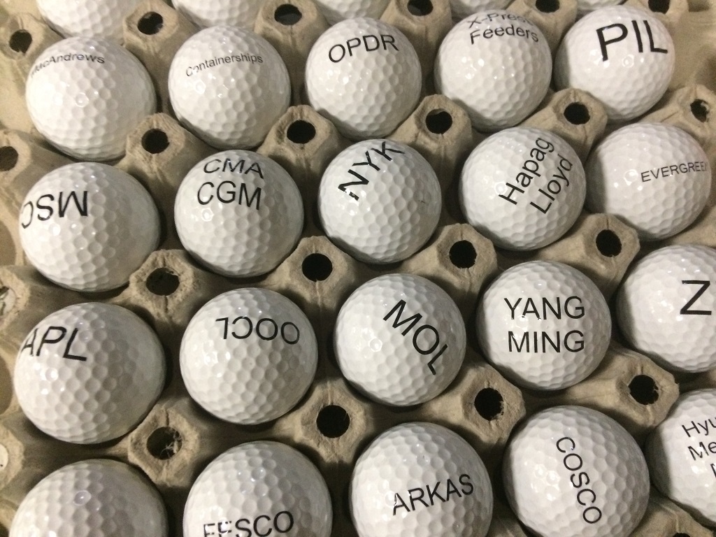 Нанесение логотипа на мячи для гольфа.