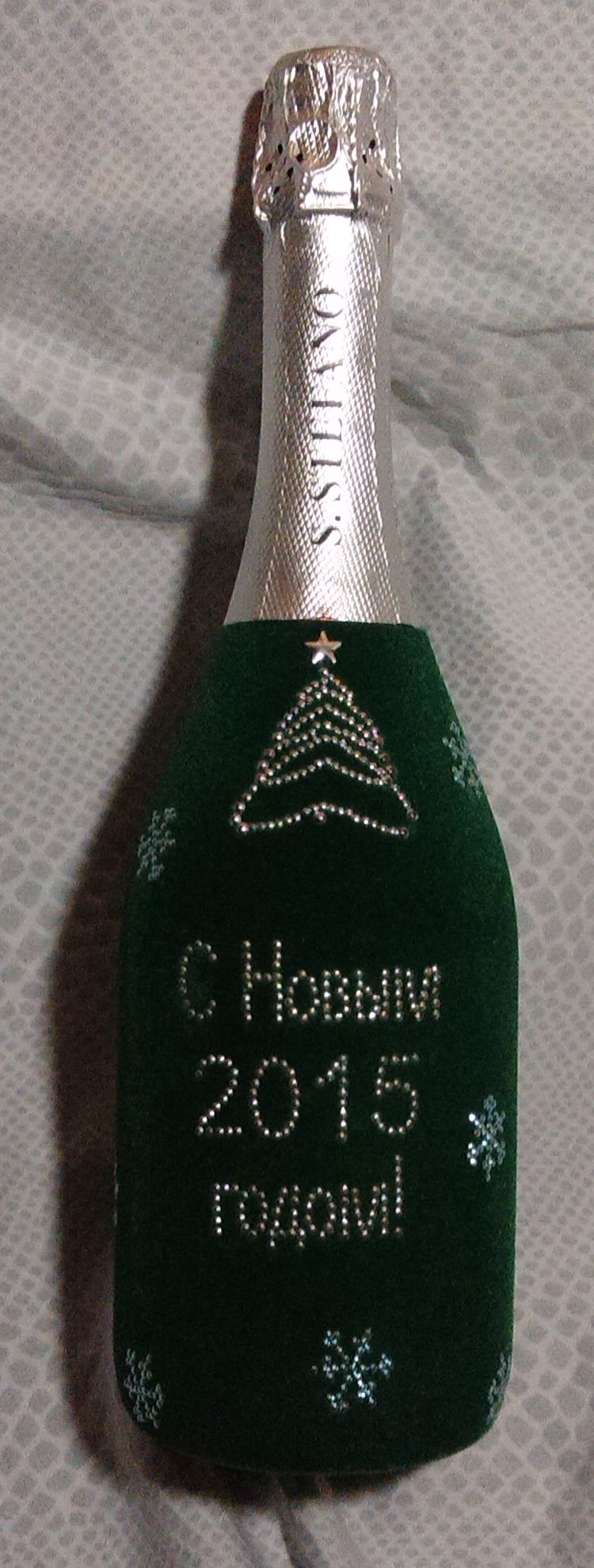 Флокированная бутылка шампанского к Новому году.