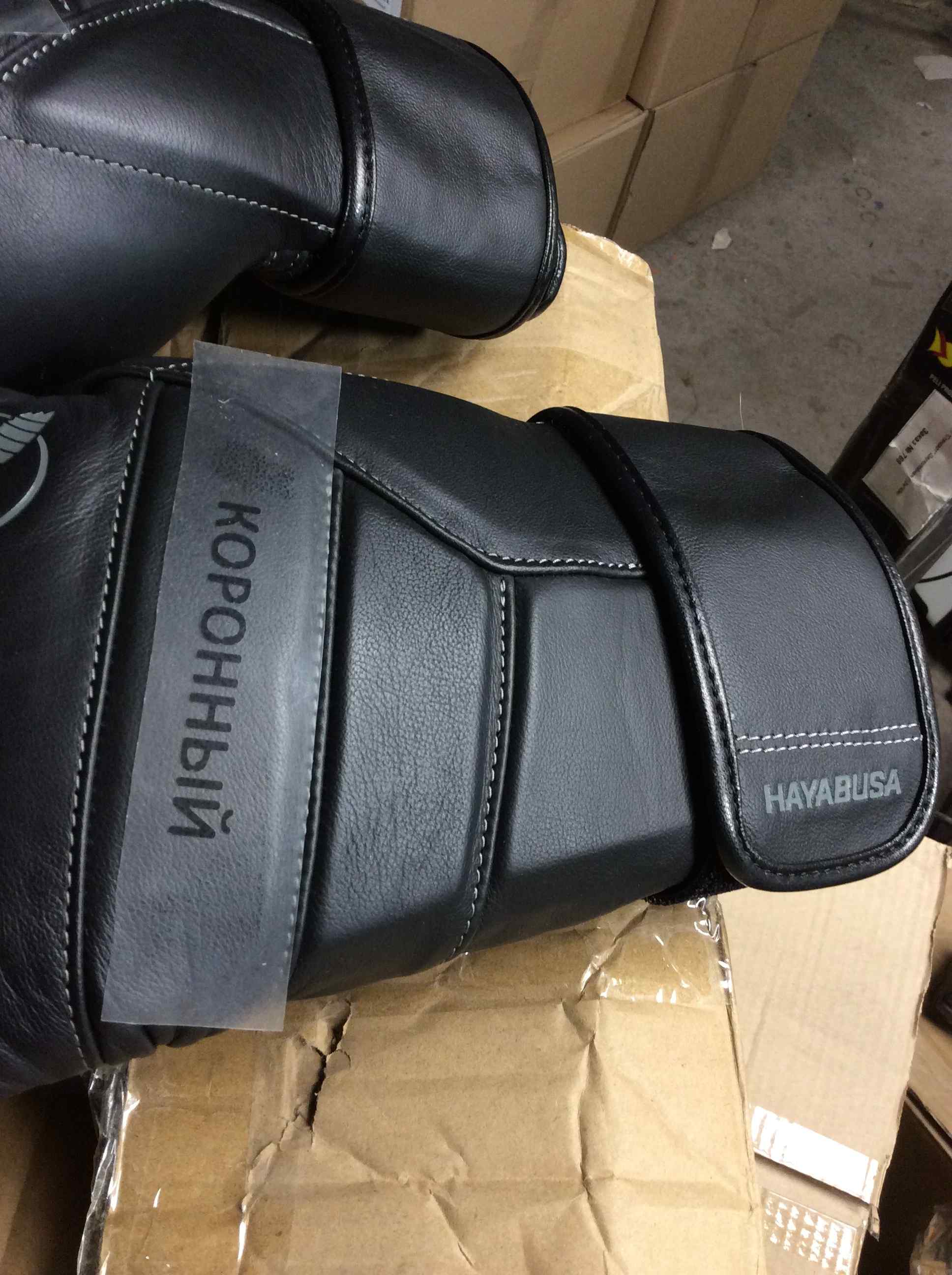 Нанесение логотипа на боксерские перчатки на заказ