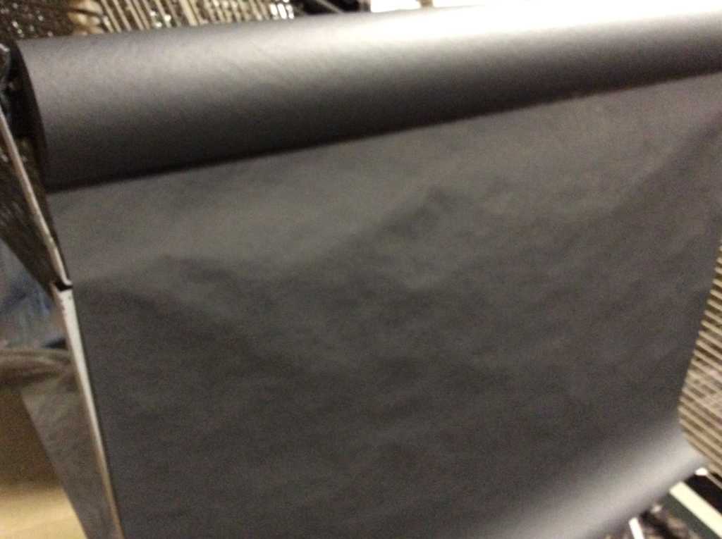 Чёрная упаковочная бумага в рулоне без нанесения