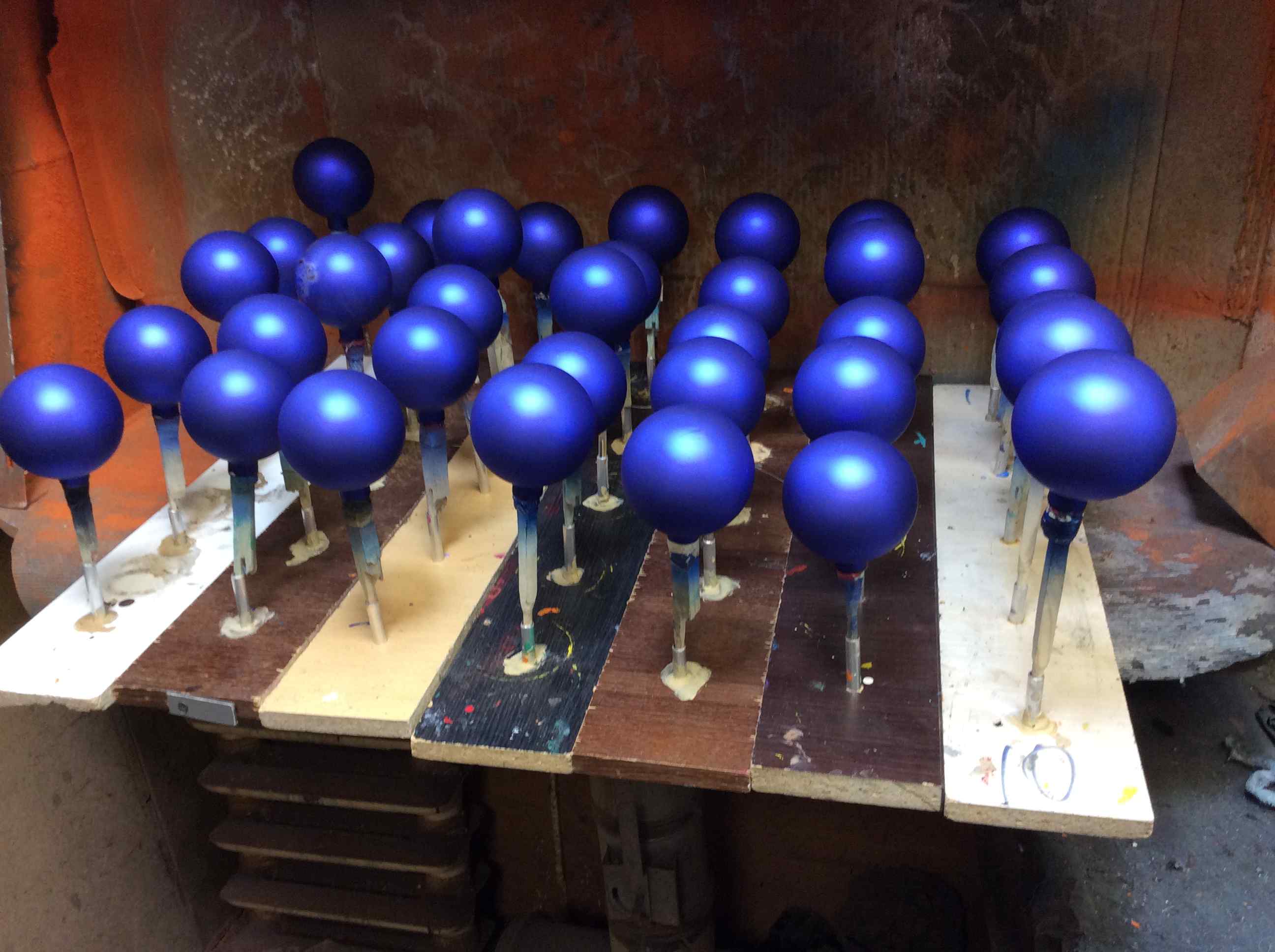 Производство матовых новогодних шаров с покраской и нанесением