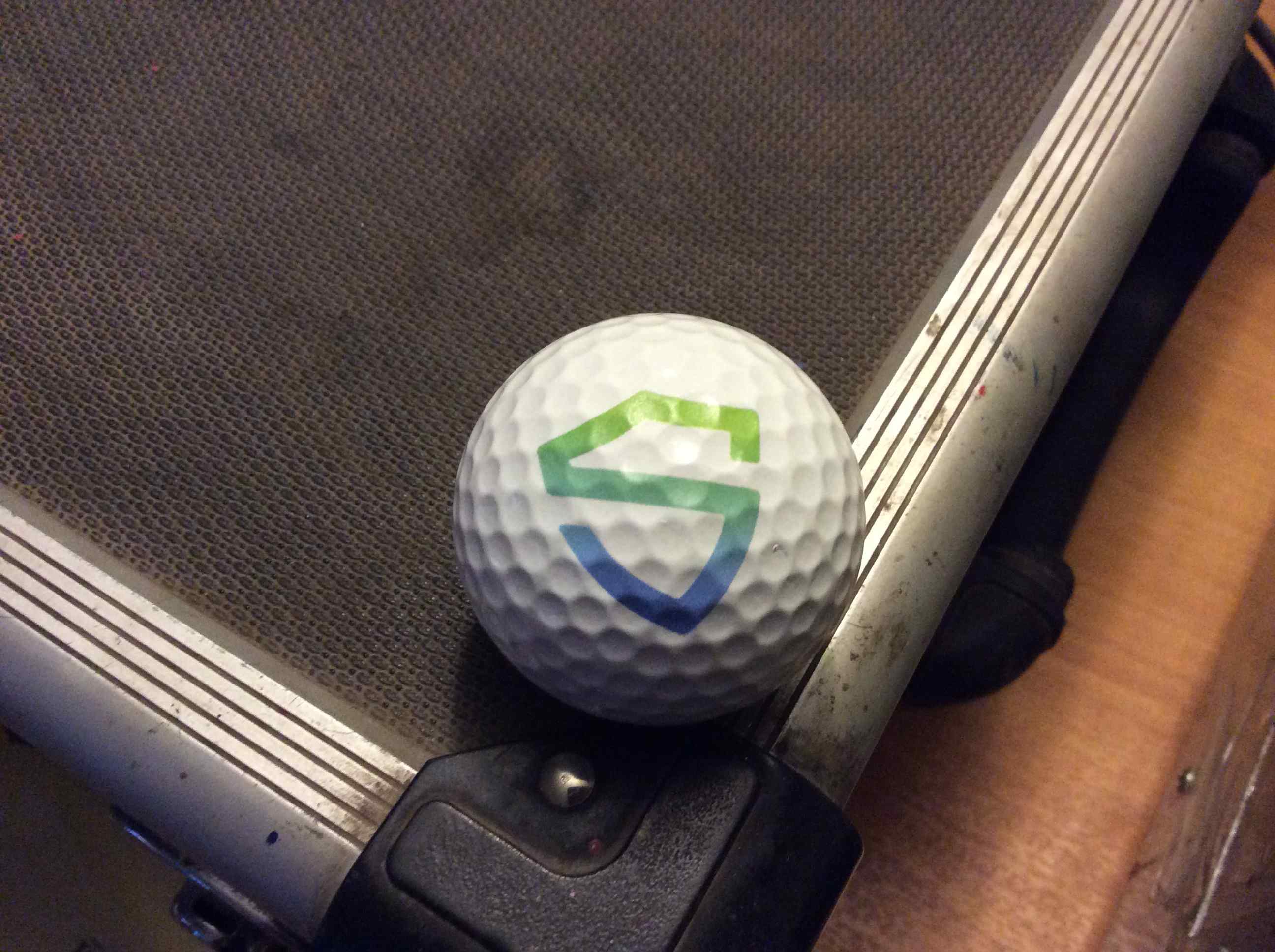 Нанесение градиентного логотипа на мяч для гольфа