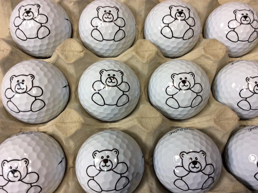 Нанесение логотипа медвежонка на мячи для гольфа. Тампопечать.