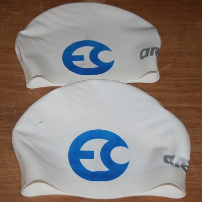 Плавательные шапочки с логотипом.