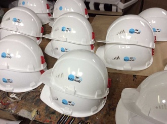 Нанесение логотипа на каску для строителей