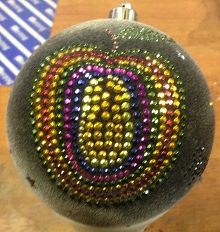 Флокированный елочный шар с разноцветными стразами.