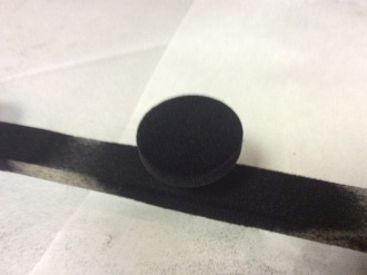 Флокирование промышленного изделия флоком черного цвета.