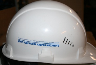 Нанесение логотипа 1+0 (тампопечать) на строительную каску сбоку.