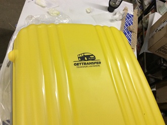 Пластиковый чемодан с нанесением логотипа в один цвет