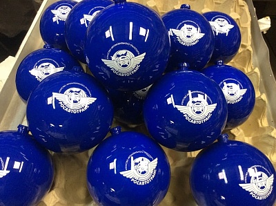 Нанесение логотипа на синие Новогодние шары