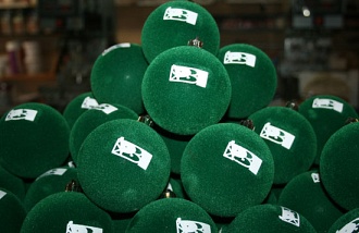 Елочные шары флокированные (бархатные) зеленые. Нанесение логотипа 1+0 (термотрансфер).