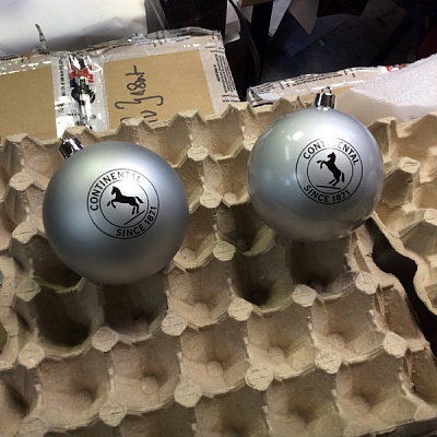 Покраска шаров в серебряный цвет матовая и глянцевая. Нанесение логотипа на новогодний шар 10 см.