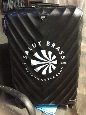Пластиковый ребристый чемодан с нанесением логотипа