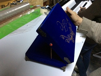 Изготовление флокированной подарочной шкатулки с выкладкой инициалов металлостразами
