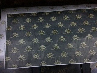 Печать чёрным цветом на белой упаковочной бумаге логотипа заказчика