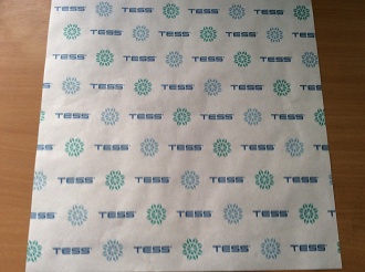 Нанесение логотипа на пергаментную упаковочную бумагу в 3 цвета на английском языке