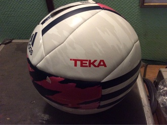 Нанесение на футбольный мяч логотипа заказчика с двух сторон