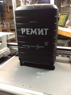 Нанесение логотипа на чемоданы УФ печатью