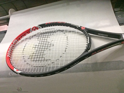 Брендирование теннисной ракетки с логотипом компании юбилею