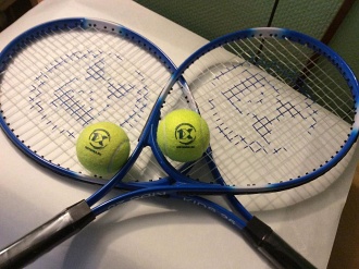 Нанесение логотипа компании на струны теннисной ракетки и мячи в один цвет