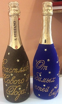 Флокированные бутылки с новогодними поздравлениями.