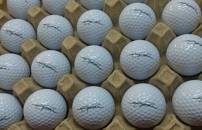 Печать логотипа на мячах для гольфа.