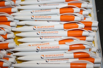 Нанесение логотипа на шариковых ручках.