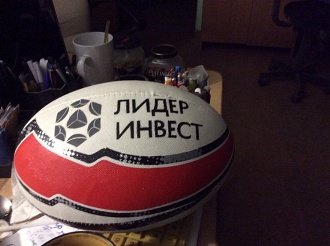 Нанесение логотипа на мяч для регби в 2 цвета