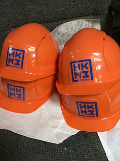 Нанесение логотипа на оранжевые  строительные