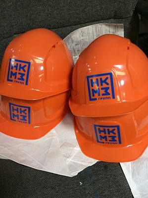 Нанесение логотипа на оранжевые  строительные