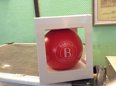 Производство шара с покраской в красный матовый цвет и нанесение логотипа