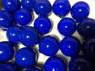 Производство синих шаров с покраской