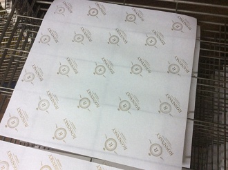 Упаковочная крафт бумага с логотипом.