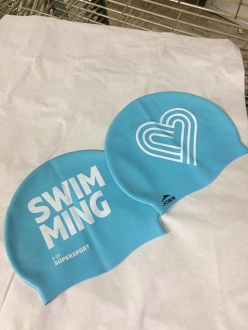 Нанесение логотипа на шапочки для бассейна
