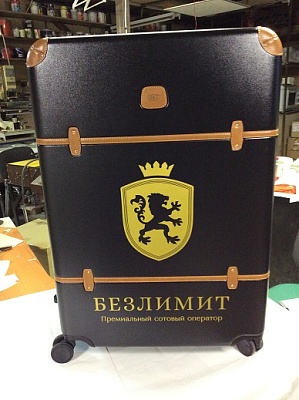 Нанесение на чемодан логотипа золотым цветом