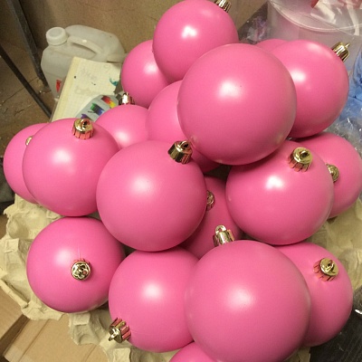 Производство шаров с покраской по понтону розового цвета