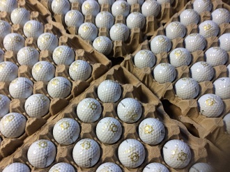 Нанесение логотипа на мячи для гольфа золотой краской