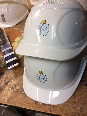 Логотип в 2 цвета на строительной каске