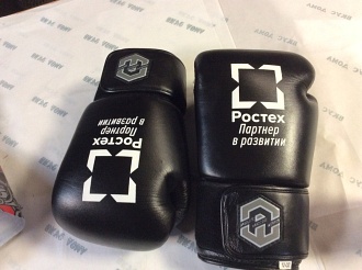Нанесение логотипа Ростех на боксерские перчатки
