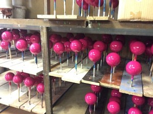 Изготовление новогодних шаров под заказ цвета фуксии.